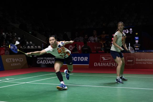 (260122) -- JAKARTA, Jan. 22, 2026 (Xinhua) -- Fan Ka Yan/Yau Mau Ying (L) of China's Hong Kong compete during the women's doubles round of 16 match between Luo Xumin/Wang Yiduo of China and Fan Ka Yan/Yau Mau Ying of China's Hong Kong at the Indonesia Masters 2026 badminton tournament in Jakarta, Indonesia, Jan. 22, 2026. (Xinhua/Veri Sanovri)