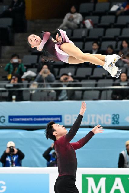 (260122) -- BEIJING, Jan. 22, 2026 (Xinhua) -- Zhang Jiaxuan (top) and Hung Yihang of China perform during the pairs short program at the ISU Four Continents Figure Skating Championships in Beijing, China, Jan. 22, 2026. (Xinhua/Ju Huanzong)