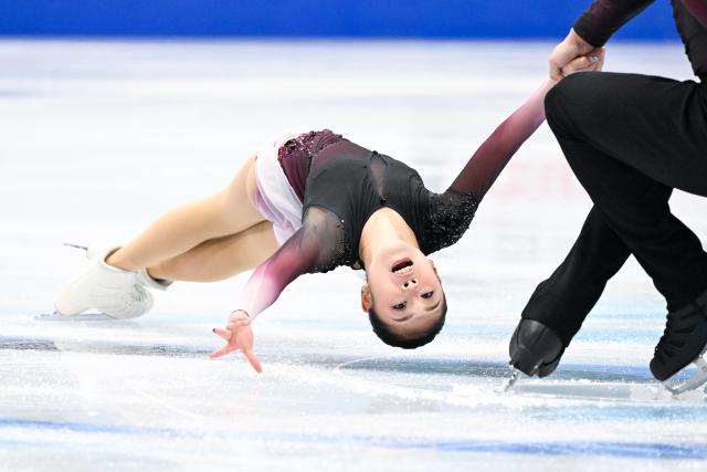 (260122) -- BEIJING, Jan. 22, 2026 (Xinhua) -- Zhang Jiaxuan (L) and Hung Yihang of China perform during the pairs short program at the ISU Four Continents Figure Skating Championships in Beijing, China, Jan. 22, 2026. (Xinhua/Ju Huanzong)