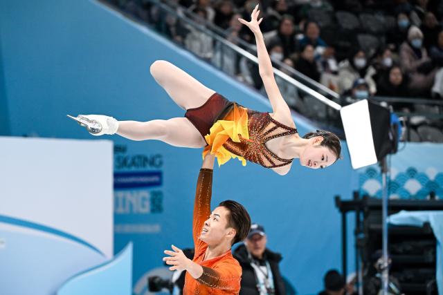 (260122) -- BEIJING, Jan. 22, 2026 (Xinhua) -- Nagaoka Yuna (top) and Moriguchi Sumitada of Japan perform during the pairs short program at the ISU Four Continents Figure Skating Championships in Beijing, China, Jan. 22, 2026. (Xinhua/Ju Huanzong)