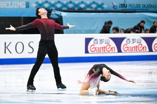 (260122) -- BEIJING, Jan. 22, 2026 (Xinhua) -- Zhang Jiaxuan (R) and Hung Yihang of China perform during the pairs short program at the ISU Four Continents Figure Skating Championships in Beijing, China, Jan. 22, 2026. (Xinhua/Ju Huanzong)