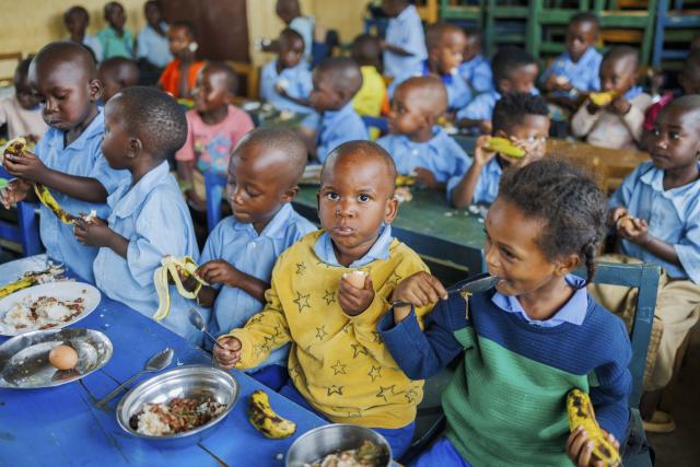 (260122) -- KIGALI, Jan. 22, 2026 (Xinhua) -- Children have lunch at their classroom at a school in Bugesera District, Eastern Province in Rwanda, on Jan. 20, 2026. Under a children-supporting program launched in 2023, children here are offered meals in schools to address their nutrition problems. (Photo by Cyril Ndegeya/Xinhua)