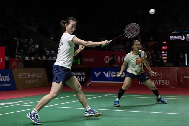 (260122) -- JAKARTA, Jan. 22, 2026 (Xinhua) -- Fan Ka Yan (L)/Yau Mau Ying of China's Hong Kong compete during the women's doubles round of 16 match between Luo Xumin/Wang Yiduo of China and Fan Ka Yan/Yau Mau Ying of China's Hong Kong at the Indonesia Masters 2026 badminton tournament in Jakarta, Indonesia, Jan. 22, 2026. (Xinhua/Veri Sanovri)