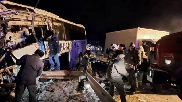 (260122) -- VLADIVOSTOK, Jan. 22, 2026 (Xinhua) -- The site of a bus accident is seen in Russia's Primorsky Krai on Jan. 22, 2026. At least three people were killed and eight others injured on Thursday when a bus collided with a truck in Russia's Primorsky Krai, media reported.
   According to Vladivostok News, the accident occurred on a highway in the Khasan district of Primorsky Krai. The truck lost control and veered into the oncoming lane, causing the collision. Of the 14 people on board the bus, the driver and two passengers were killed. (Government of Khasan district of Primorsky Krai/Handout via Xinhua)