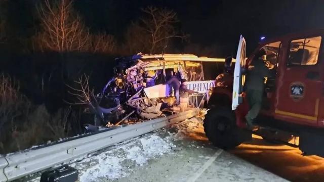 (260122) -- VLADIVOSTOK, Jan. 22, 2026 (Xinhua) -- The site of a bus accident is seen in Russia's Primorsky Krai on Jan. 22, 2026. At least three people were killed and eight others injured on Thursday when a bus collided with a truck in Russia's Primorsky Krai, media reported.
   According to Vladivostok News, the accident occurred on a highway in the Khasan district of Primorsky Krai. The truck lost control and veered into the oncoming lane, causing the collision. Of the 14 people on board the bus, the driver and two passengers were killed. (Government of Khasan district of Primorsky Krai/Handout via Xinhua)