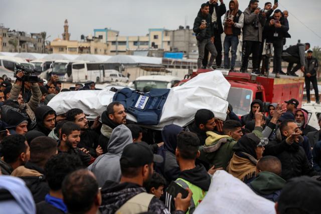 (260122) -- GAZA, Jan. 22, 2026 (Xinhua) -- Mourners attend a funeral of three Palestinian journalists, who were killed by an Israeli airstrike on Wednesday, in the southern Gaza Strip city of Khan Younis, on Jan. 22, 2026. Eleven Palestinians were killed by Israeli fire on Wednesday across Gaza amid escalating tensions, according to Palestinian sources. (Photo by Rizek Abdeljawad/Xinhua)