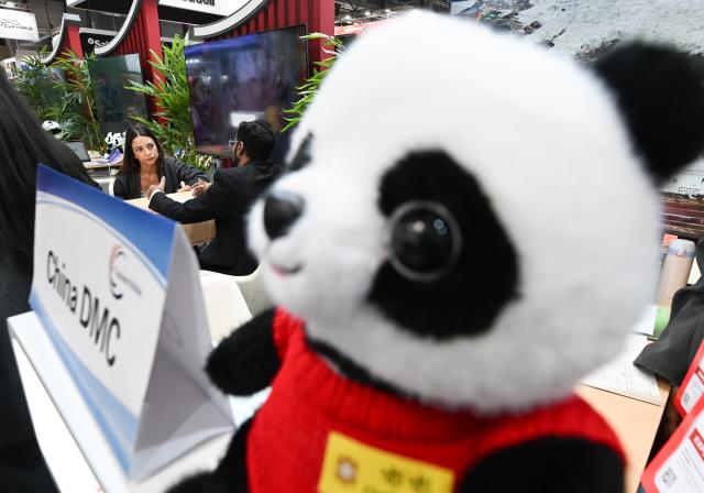 (260122) -- MADRID, Jan. 22, 2026 (Xinhua) -- Exhibitors communicate at the booth of China during the 2026 FITUR international tourism exhibition in Madrid, Spain, Jan. 22, 2026. The booth of China held its opening ceremony at the 2026 FITUR international tourism exhibition in Madrid on Thursday. (Xinhua/Cheng Min)