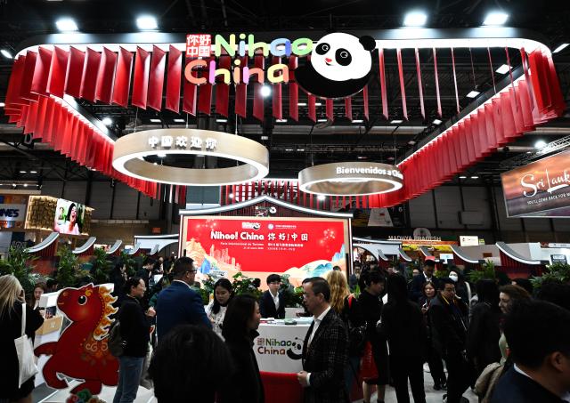 (260122) -- MADRID, Jan. 22, 2026 (Xinhua) -- Exhibitors visit the booth of China during the 2026 FITUR international tourism exhibition in Madrid, Spain on Jan. 22, 2026. The booth of China held its opening ceremony at the 2026 FITUR international tourism exhibition in Madrid on Thursday. (Xinhua/Cheng Min)