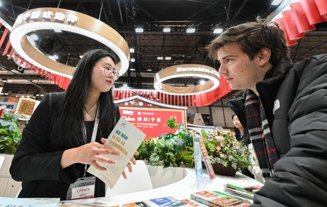 (260122) -- MADRID, Jan. 22, 2026 (Xinhua) -- Exhibitors communicate at the booth of China during the 2026 FITUR international tourism exhibition in Madrid, Spain, Jan. 22, 2026. The booth of China held its opening ceremony at the 2026 FITUR international tourism exhibition in Madrid on Thursday. (Xinhua/Cheng Min)