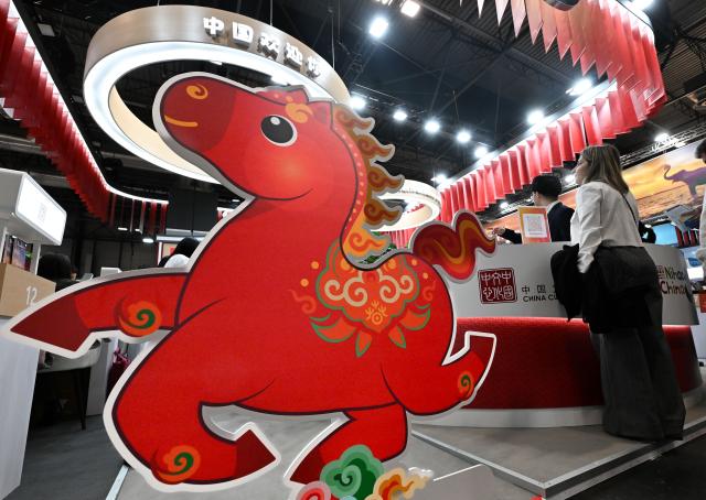 (260122) -- MADRID, Jan. 22, 2026 (Xinhua) -- Photo shows a horse cutout at the booth of China during the 2026 FITUR international tourism exhibition in Madrid, Spain on Jan. 22, 2026. The booth of China held its opening ceremony at the 2026 FITUR international tourism exhibition in Madrid on Thursday. (Xinhua/Cheng Min)