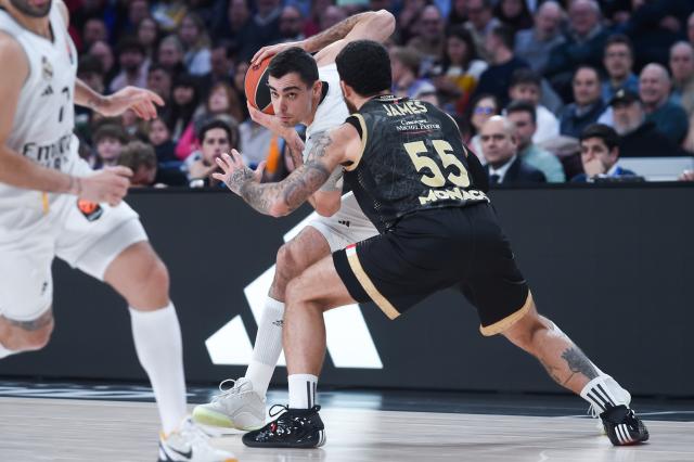 (260123) -- MADRID, Jan. 23, 2026 (Xinhua) -- Real Madrid's Alberto Abalde (L) grabs the ball under the defence of AS Monaco's Mike James during the Euroleague basket game between Real Madrid and AS Monaco at Movistar Arena in Madrid, Spain, on Jan. 22, 2026. (Photo by Gustavo Valiente/Xinhua)