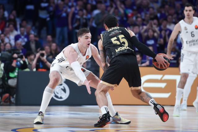 (260123) -- MADRID, Jan. 23, 2026 (Xinhua) -- Real Madrid's Mario Hezonja (L) defends AS Monaco's Mike James during the Euroleague basket game between Real Madrid and AS Monaco at Movistar Arena in Madrid, Spain, on Jan. 22, 2026. (Photo by Gustavo Valiente/Xinhua)