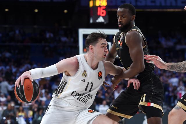 (260123) -- MADRID, Jan. 23, 2026 (Xinhua) -- Real Madrid's Mario Hezonja (L) vies with AS Monaco's Alpha Diallo during the Euroleague basket game between Real Madrid and AS Monaco at Movistar Arena in Madrid, Spain, on Jan. 22, 2026. (Photo by Gustavo Valiente/Xinhua)