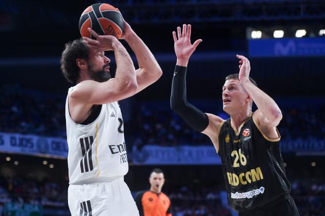 (260123) -- MADRID, Jan. 23, 2026 (Xinhua) -- Real Madrid's Sergio Llull (L) shoots against Monaco's Nemanja Nedovic during the Euroleague basket game between Real Madrid and AS Monaco at Movistar Arena in Madrid, Spain, on Jan. 22, 2026. (Photo by Gustavo Valiente/Xinhua)