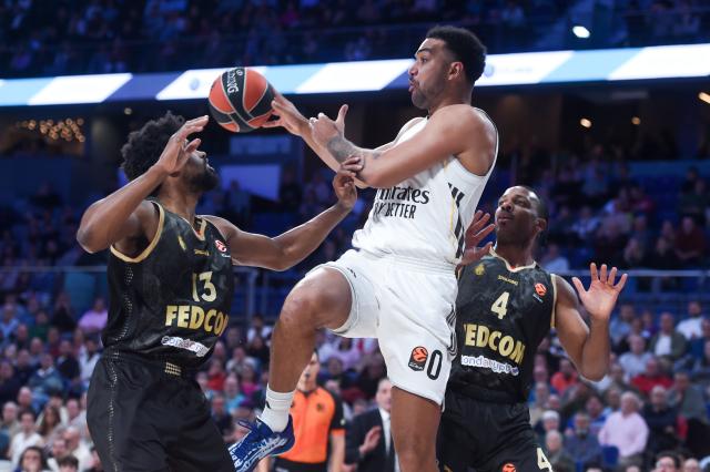 (260123) -- MADRID, Jan. 23, 2026 (Xinhua) -- Real Madrid's Trey Lyles (C) passes the ball over AS Monaco's Kevarrius Hayes (L) during the Euroleague basket game between Real Madrid and AS Monaco at Movistar Arena in Madrid, Spain, on Jan. 22, 2026. (Photo by Gustavo Valiente/Xinhua)