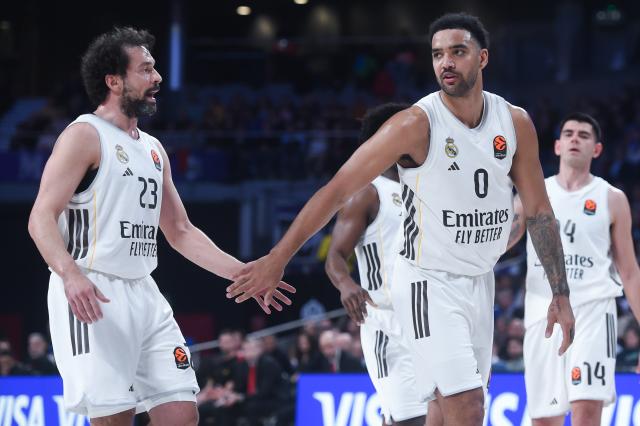 (260123) -- MADRID, Jan. 23, 2026 (Xinhua) -- Real Madrid's players celebrate during the Euroleague basket game between Real Madrid and AS Monaco at Movistar Arena in Madrid, Spain, on Jan. 22, 2026. (Photo by Gustavo Valiente/Xinhua)