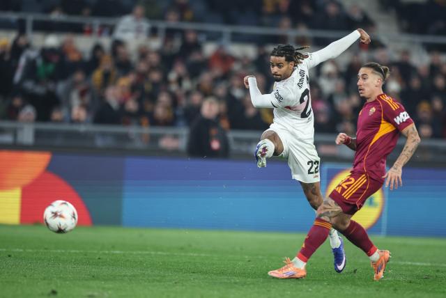 (260123) -- ROME, Jan. 23, 2026 (Xinhua) -- Stuttgart's Lorenz Assignon (L) shoots during the UEFA Europa League 2025/26 league phase match between Roma and Stuttgart of the UEFA Europa League in Rome, Italy, Jan. 22, 2026. (Xinhua/Li Jing)