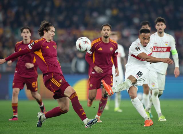 (260123) -- ROME, Jan. 23, 2026 (Xinhua) -- Stuttgart's Jamie Leweling (front R) shoots during the UEFA Europa League 2025/26 league phase match between Roma and Stuttgart of the UEFA Europa League in Rome, Italy, Jan. 22, 2026. (Xinhua/Li Jing)