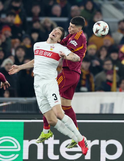 (260123) -- ROME, Jan. 23, 2026 (Xinhua) -- Roma's Matias Soule (R) vies with Stuttgart's Ramon Hendriks during the UEFA Europa League 2025/26 league phase match between Roma and Stuttgart of the UEFA Europa League in Rome, Italy, Jan. 22, 2026. (Xinhua/Li Jing)