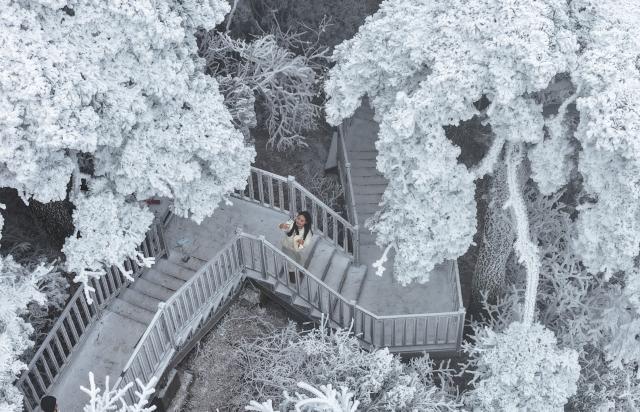 (260123) -- BEIJING, Jan. 23, 2026 (Xinhua) -- An aerial drone photo taken on Jan. 22, 2026 shows the rime scenery of the Hengshan Mountain scenic spot in Hengyang City, central China's Hunan Province. (Photo by Cao Zhengping/Xinhua)