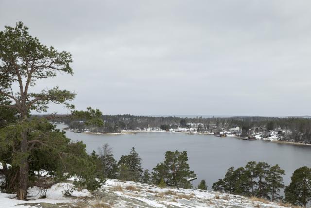 (260123) -- MARIEHAMN, Jan. 23, 2026 (Xinhua) -- This photo taken on Jan. 22, 2026 shows a natural landscape in Mariehamn, capital of Finland's autonomous Aland Islands. Aland Islands is an autonomous, demilitarized archipelago belonging to Finland, located at the entrance to the Gulf of Bothnia in the Baltic Sea between Finland and Sweden. Its capital Mariehamn, known for the seafaring heritage and port culture, is also a key stop in the Baltic Sea transport network. (Photo by Matti Matikainen/Xinhua)