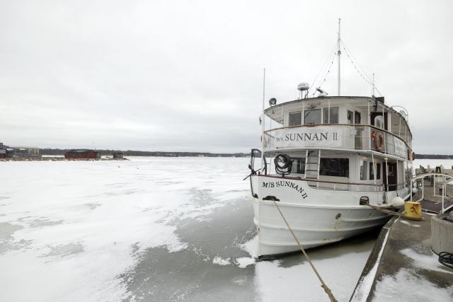 (260123) -- MARIEHAMN, Jan. 23, 2026 (Xinhua) -- This photo taken on Jan. 22, 2026 shows a boat moored at a pier in Mariehamn, capital of Finland's autonomous Aland Islands. Aland Islands is an autonomous, demilitarized archipelago belonging to Finland, located at the entrance to the Gulf of Bothnia in the Baltic Sea between Finland and Sweden. Its capital Mariehamn, known for the seafaring heritage and port culture, is also a key stop in the Baltic Sea transport network. (Photo by Matti Matikainen/Xinhua)