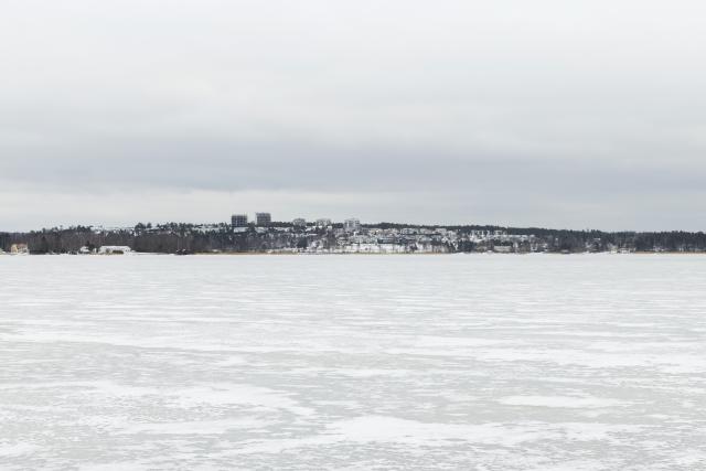 (260123) -- MARIEHAMN, Jan. 23, 2026 (Xinhua) -- This photo taken on Jan. 22, 2026 shows a coastal view in Mariehamn, capital of Finland's autonomous Aland Islands. Aland Islands is an autonomous, demilitarized archipelago belonging to Finland, located at the entrance to the Gulf of Bothnia in the Baltic Sea between Finland and Sweden. Its capital Mariehamn, known for the seafaring heritage and port culture, is also a key stop in the Baltic Sea transport network. (Photo by Matti Matikainen/Xinhua)