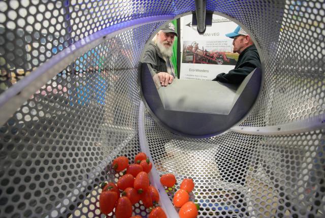 (260123) -- ABBOTSFORD, Jan. 23, 2026 (Xinhua) -- People view a fresh fruit washing machine at the 2026 Pacific Agriculture Show in Abbotsford, British Columbia, Canada, Jan. 22, 2026. The event kicked off here on Thursday and runs until Jan. 24. (Photo by Liang Sen/Xinhua)