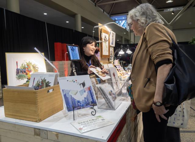 (260123) -- TORONTO, Jan. 23, 2026 (Xinhua) -- A visitor looks at design works during the Interior Design Show in Toronto, Canada, Jan. 22, 2026. The annual event kicked off here on Thursday and will run until Jan. 25. (Photo by Zou Zheng/Xinhua)