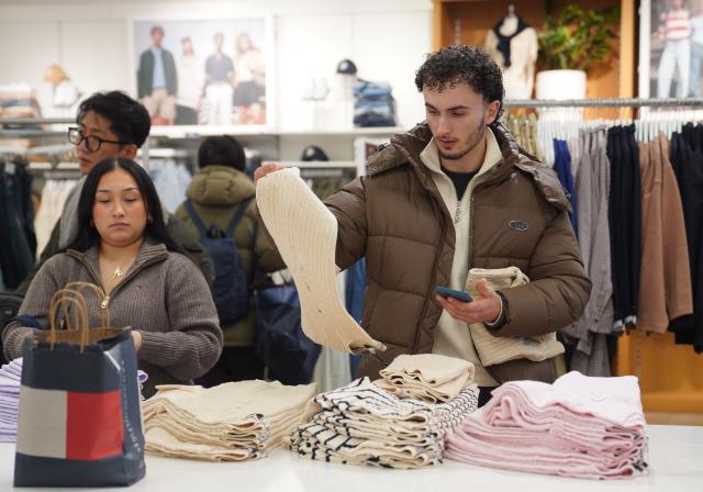 (260123) -- NEW YORK, Jan. 23, 2026 (Xinhua) -- People shop for bargains at a shopping mall in New York, the United States, Jan. 22, 2026. The U.S. Bureau of Economic Analysis released the delayed personal consumption expenditures price index for both October and November 2025, the Federal Reserve's preferred inflation metric. The data showed a monthly increase of 0.2 percent and a year-over-year rise of 2.8 percent in November, both aligned precisely with economists' expectations. (Xinhua/Zhang Fengguo)
