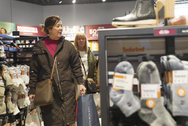 (260123) -- NEW YORK, Jan. 23, 2026 (Xinhua) -- People shop at a shopping mall in New York, the United States, Jan. 22, 2026. The U.S. Bureau of Economic Analysis released the delayed personal consumption expenditures price index for both October and November 2025, the Federal Reserve's preferred inflation metric. The data showed a monthly increase of 0.2 percent and a year-over-year rise of 2.8 percent in November, both aligned precisely with economists' expectations. (Xinhua/Zhang Fengguo)