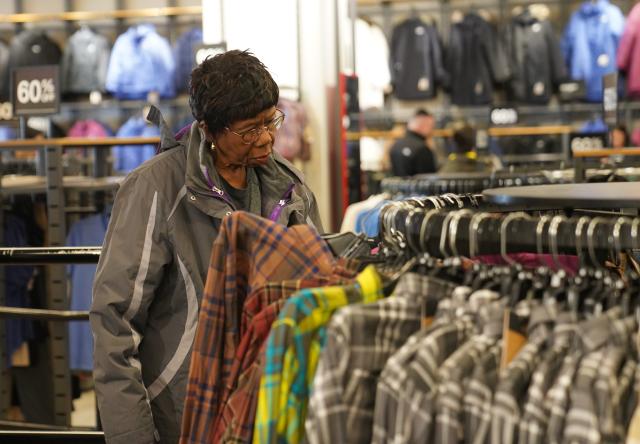 (260123) -- NEW YORK, Jan. 23, 2026 (Xinhua) -- A woman views a price tag at a shopping mall in New York, the United States, Jan. 22, 2026. The U.S. Bureau of Economic Analysis released the delayed personal consumption expenditures price index for both October and November 2025, the Federal Reserve's preferred inflation metric. The data showed a monthly increase of 0.2 percent and a year-over-year rise of 2.8 percent in November, both aligned precisely with economists' expectations. (Xinhua/Zhang Fengguo)