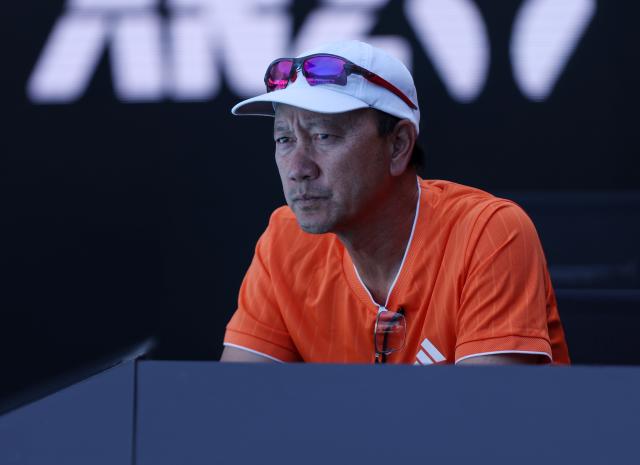 (260123) -- MELBOURNE, Jan. 23, 2026 (Xinhua) -- Michael Chang, coach of Learner Tien of the United States reacts during the men's singles third round match between Learner Tien of the United States and Nuno Borges of Portugal at the Australian Open 2026 tennis tournament in Melbourne, Australia, Jan. 23, 2026. (Xinhua/Ma Ping)