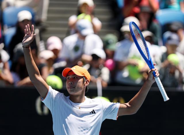 (260123) -- MELBOURNE, Jan. 23, 2026 (Xinhua) -- Learner Tien of the United States celebrates after winning the men's singles third round match against Nuno Borges of Portugal at the Australian Open 2026 tennis tournament in Melbourne, Australia, Jan. 23, 2026. (Xinhua/Ma Ping)