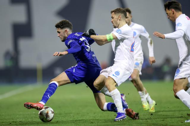 (260123) -- ZAGREB, Jan. 23 (Xinhua) -- Fran Topic (L) of Dinamo and Darius Olaru (C) of FCBS compete for the ball during the UEFA Europa League 2025/26 League Phase match between GNK Dinamo and FCSB in Zagreb, Croatia, Jan. 22, 2026. (Photo by Igor Kralj/PIXSELL via Xinhua)