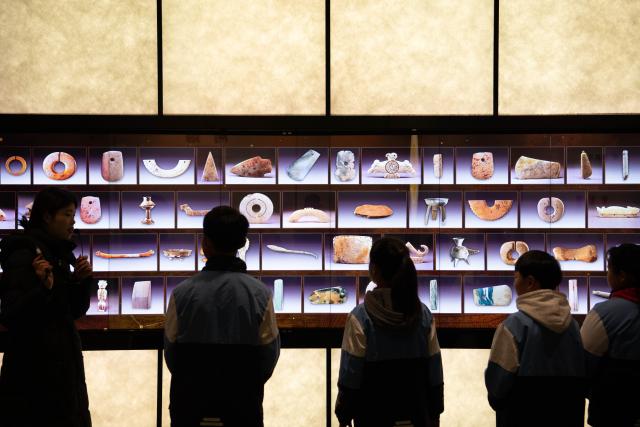 (260123) -- MA'ANSHAN, Jan. 23, 2026 (Xinhua) -- Students visit the Lingjiatan Site Museum in Hanshan County, Ma'anshan, east China's Anhui Province, on Jan. 13, 2026. The Lingjiatan relics site in east China's Anhui is a Neolithic settlement dating back 5,300 to 5,800 years, with an area of about 1.6 million square meters. 
  In recent years, the local government has explored ways to combine relic preservation with cultural tourism. In 2023, the Lingjiatan National Archaeological Site Park was officially inaugurated. In 2025, the Lingjiatan Site Museum opened to the public, and has welcomed nearly 200,000 visitors to date. 
  Lingjiatan-themed cultural and creative products as well as immersive experiences have been developed to help promote the relics site among the public. (Xinhua/Zhang Duan)