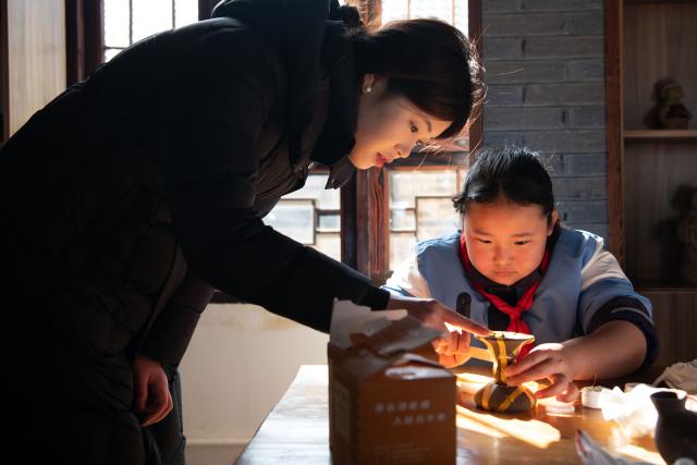 (260123) -- MA'ANSHAN, Jan. 23, 2026 (Xinhua) -- A staff member guides a student to assemble a pottery replica at the Lingjiatan National Archaeological Site Park in Hanshan County, Ma'anshan, east China's Anhui Province, on Jan. 13, 2026. The Lingjiatan relics site in east China's Anhui is a Neolithic settlement dating back 5,300 to 5,800 years, with an area of about 1.6 million square meters. 
  In recent years, the local government has explored ways to combine relic preservation with cultural tourism. In 2023, the Lingjiatan National Archaeological Site Park was officially inaugurated. In 2025, the Lingjiatan Site Museum opened to the public, and has welcomed nearly 200,000 visitors to date. 
  Lingjiatan-themed cultural and creative products as well as immersive experiences have been developed to help promote the relics site among the public. (Xinhua/Zhang Duan)