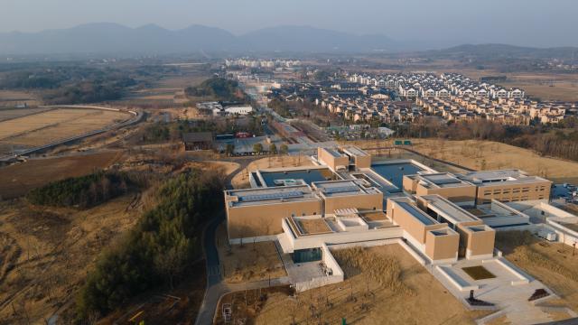(260123) -- MA'ANSHAN, Jan. 23, 2026 (Xinhua) -- An aerial drone photo taken on Jan. 13, 2026 shows a view of the Lingjiatan Site Museum in Hanshan County, Ma'anshan, east China's Anhui Province. The Lingjiatan relics site in east China's Anhui is a Neolithic settlement dating back 5,300 to 5,800 years, with an area of about 1.6 million square meters. 
  In recent years, the local government has explored ways to combine relic preservation with cultural tourism. In 2023, the Lingjiatan National Archaeological Site Park was officially inaugurated. In 2025, the Lingjiatan Site Museum opened to the public, and has welcomed nearly 200,000 visitors to date. 
  Lingjiatan-themed cultural and creative products as well as immersive experiences have been developed to help promote the relics site among the public. (Xinhua/Zhang Duan)