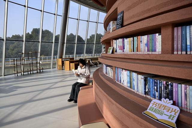 (260123) -- MA'ANSHAN, Jan. 23, 2026 (Xinhua) -- A tourist reads a book at an education center of the Lingjiatan relics site in Hanshan County, Ma'anshan, east China's Anhui Province, on Dec. 25, 2025. The Lingjiatan relics site in east China's Anhui is a Neolithic settlement dating back 5,300 to 5,800 years, with an area of about 1.6 million square meters. 
  In recent years, the local government has explored ways to combine relic preservation with cultural tourism. In 2023, the Lingjiatan National Archaeological Site Park was officially inaugurated. In 2025, the Lingjiatan Site Museum opened to the public, and has welcomed nearly 200,000 visitors to date. 
  Lingjiatan-themed cultural and creative products as well as immersive experiences have been developed to help promote the relics site among the public. (Xinhua/Huang Bohan)