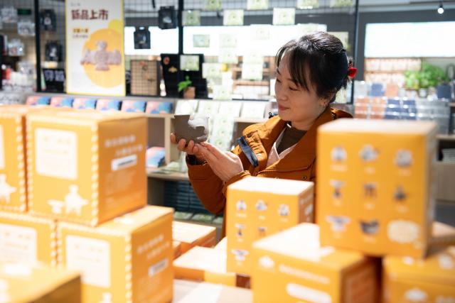 (260123) -- MA'ANSHAN, Jan. 23, 2026 (Xinhua) -- A staff member presents an archaeology-themed blind box at the Lingjiatan Site Museum in Hanshan County, Ma'anshan, east China's Anhui Province, on Dec. 24, 2025. The Lingjiatan relics site in east China's Anhui is a Neolithic settlement dating back 5,300 to 5,800 years, with an area of about 1.6 million square meters. 
  In recent years, the local government has explored ways to combine relic preservation with cultural tourism. In 2023, the Lingjiatan National Archaeological Site Park was officially inaugurated. In 2025, the Lingjiatan Site Museum opened to the public, and has welcomed nearly 200,000 visitors to date. 
  Lingjiatan-themed cultural and creative products as well as immersive experiences have been developed to help promote the relics site among the public. (Xinhua/Zhang Duan)