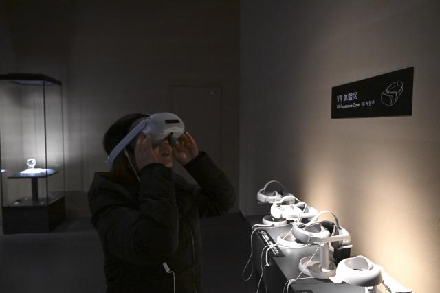 (260123) -- MA'ANSHAN, Jan. 23, 2026 (Xinhua) -- A visitor tries on a VR headset at the Lingjiatan Site Museum in Hanshan County, Ma'anshan, east China's Anhui Province, on Dec. 24, 2025. The Lingjiatan relics site in east China's Anhui is a Neolithic settlement dating back 5,300 to 5,800 years, with an area of about 1.6 million square meters. 
  In recent years, the local government has explored ways to combine relic preservation with cultural tourism. In 2023, the Lingjiatan National Archaeological Site Park was officially inaugurated. In 2025, the Lingjiatan Site Museum opened to the public, and has welcomed nearly 200,000 visitors to date. 
  Lingjiatan-themed cultural and creative products as well as immersive experiences have been developed to help promote the relics site among the public. (Xinhua/Huang Bohan)