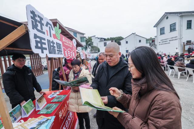 (260123) -- ZHUJI, Jan. 23, 2026 (Xinhua) -- Villagers visit a farmers' fair held to welcome the Chinese Lunar New Year in Dongbaihu Town of Zhuji, east China's Zhejiang Province, Jan. 23, 2026. (Xinhua/Xu Yu)