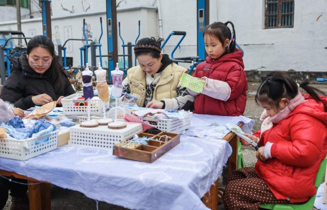 (260123) -- ZHUJI, Jan. 23, 2026 (Xinhua) -- Children make handicrafts at a farmers' fair held to welcome the Chinese Lunar New Year in Dongbaihu Town of Zhuji, east China's Zhejiang Province, Jan. 23, 2026. (Xinhua/Xu Yu)