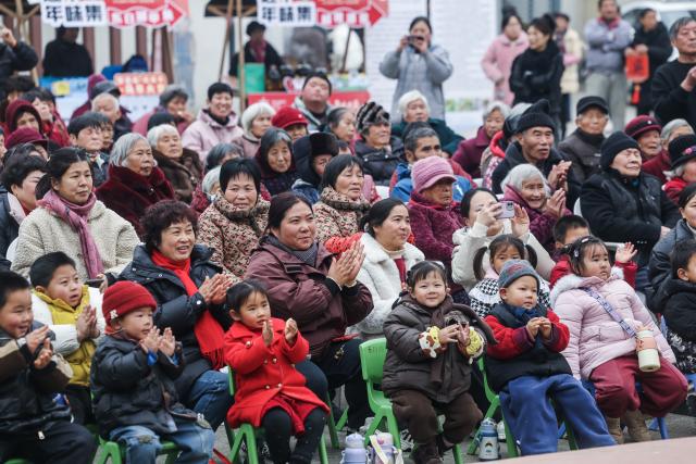 (260123) -- ZHUJI, Jan. 23, 2026 (Xinhua) -- Villagers watch performances at a farmers' fair held to welcome the Chinese Lunar New Year in Dongbaihu Town of Zhuji, east China's Zhejiang Province, Jan. 23, 2026. (Xinhua/Xu Yu)