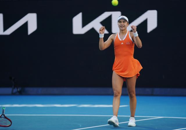 (260122) -- MELBOURNE, Jan. 23, 2026 (Xinhua) -- Iva Jovic of the United States celebrates after winning the women's singles 3rd round match against Jasmine Paolini of Italy at the Australian Open tennis tournament in Melbourne, Australia, Jan. 23, 2026. (Photo by Wang Shen/Xinhua)