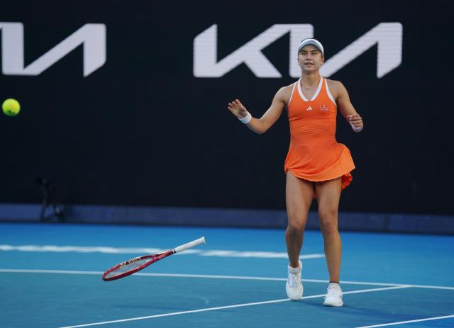 (260122) -- MELBOURNE, Jan. 23, 2026 (Xinhua) -- Iva Jovic of the United States celebrates after winning the women's singles 3rd round match against Jasmine Paolini of Italy at the Australian Open tennis tournament in Melbourne, Australia, Jan. 23, 2026. (Photo by Wang Shen/Xinhua)