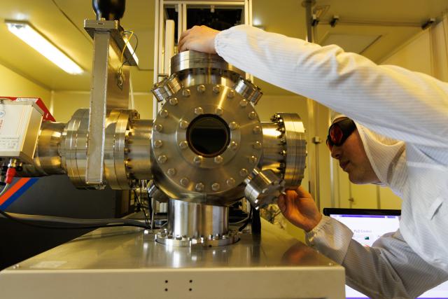 (260123) -- BEIJING, Jan. 23, 2026 (Xinhua) -- Postdoctoral researcher Zhong Hai conducts an experiment on ferroelectric thin film deposition at a laboratory of the Institute of Physics at the Chinese Academy of Sciences, Beijing, capital of China, Jan. 21, 2026. Chinese researchers recently made a breakthrough in ferroelectric materials that promises to dramatically increase information storage density. 
   The research team from the Institute of Physics at the Chinese Academy of Sciences, successfully identified one-dimensional charged domain walls within a fluorite-structured ferroelectric material. 
   These walls are tiny, with both thickness and width measuring just a few hundred-thousandths of the diameter of a human hair. This discovery, notably, provides a scientific basis for developing next-generation ultra-high-density devices.
   Their findings were on Friday published in the journal Science. (Xinhua/Jin Liwang)