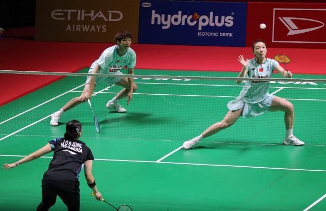 (260123) -- JAKARTA, Jan. 23, 2026 (Xinhua) -- Jiang Zhenbang (back, L) /Wei Yaxin (back, R) of China compete during the mixed doubles quarterfinal match between Jiang Zhenbang/Wei Yaxin of China and Adnan Maulana/Indah Cahya Sari Jamil of Indonesia at the Indonesia Masters 2026 badminton tournament in Jakarta, Indonesia, Jan. 23, 2026. (Xinhua/Cen Yunpeng)