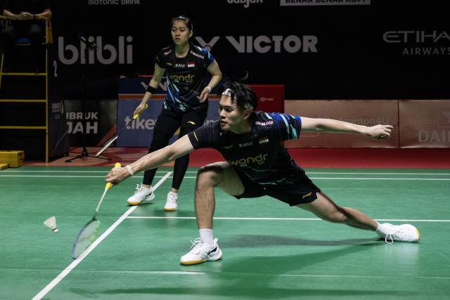 (260123) -- JAKARTA, Jan. 23, 2026 (Xinhua) -- Adnan Maulana (front)/Indah Cahya Sari Jamil of Indonesia compete during the mixed doubles quarterfinal match between Jiang Zhenbang/Wei Yaxin of China and Adnan Maulana/Indah Cahya Sari Jamil of Indonesia at the Indonesia Masters 2026 badminton tournament in Jakarta, Indonesia, Jan. 23, 2026. (Xinhua/Veri Sanovri)