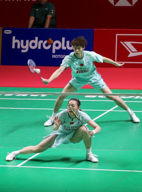 (260123) -- JAKARTA, Jan. 23, 2026 (Xinhua) -- Jiang Zhenbang (back)/Wei Yaxin of China compete during the mixed doubles quarterfinal match between Jiang Zhenbang/Wei Yaxin of China and Adnan Maulana/Indah Cahya Sari Jamil of Indonesia at the Indonesia Masters 2026 badminton tournament in Jakarta, Indonesia, Jan. 23, 2026. (Xinhua/Cen Yunpeng)